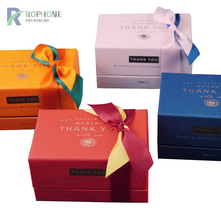 confezione regalo con nastro