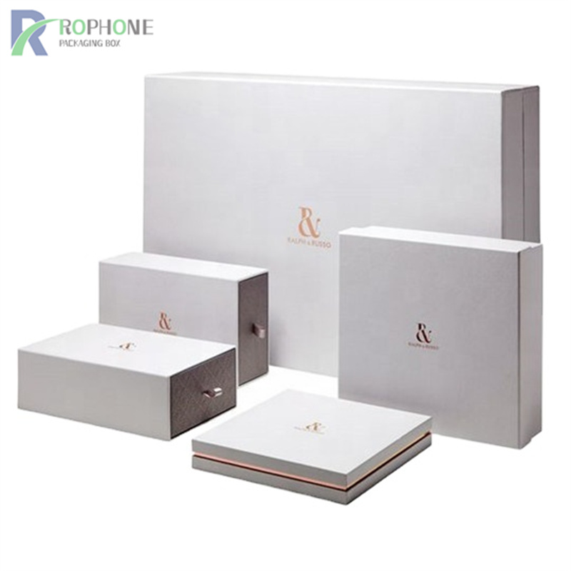 scatole regalo in cartone bianco